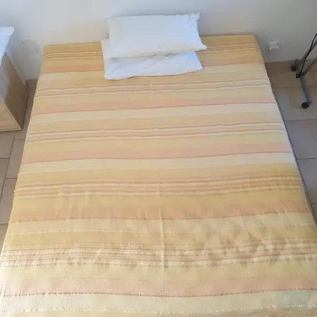 Dans La Proche De Plage, Commerces Et Centre *